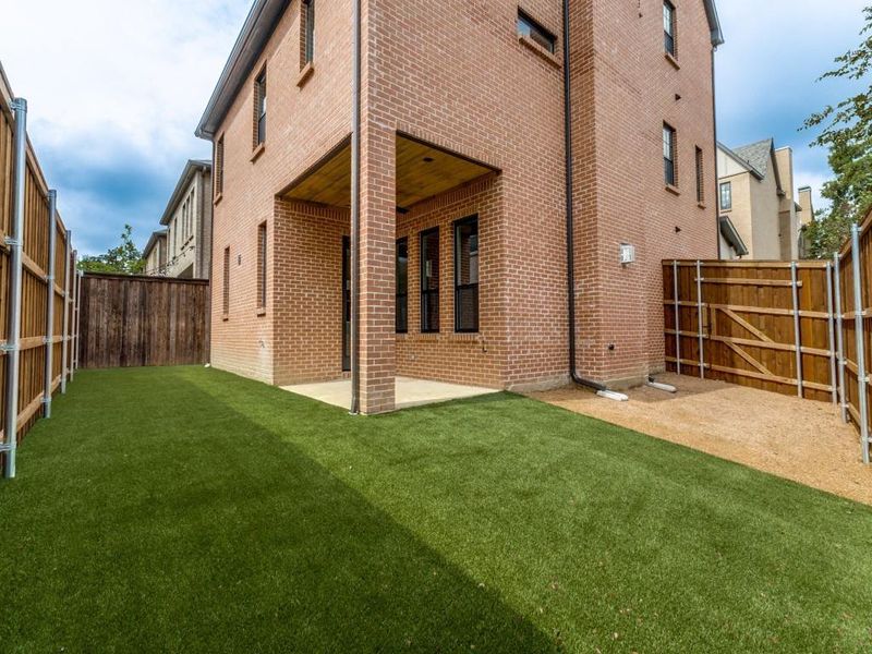 Exterior details and patio area of a home in , Dallas (Image 2).