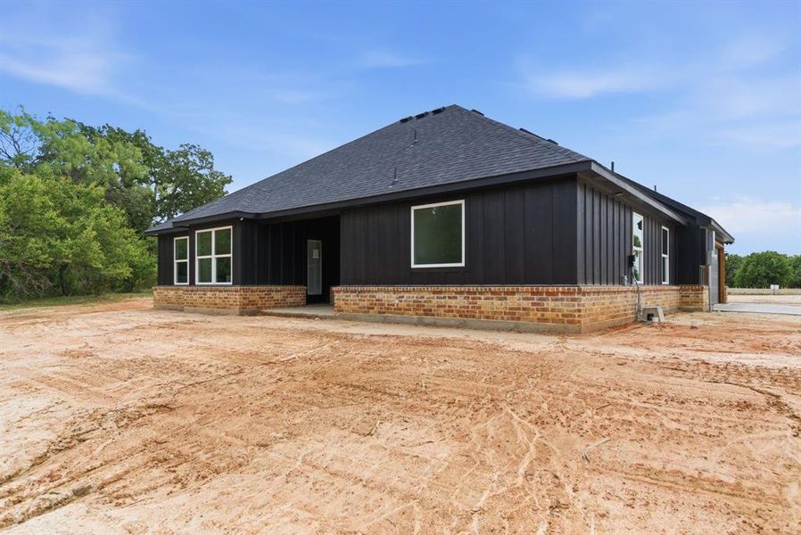 Exterior details and patio area of a home in , Weatherford (Image 3).