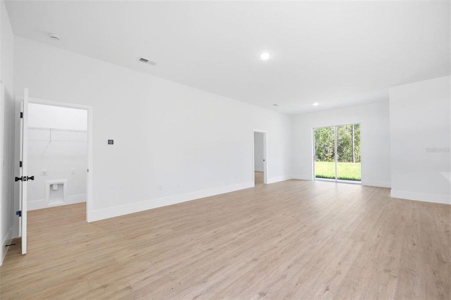 Spacious, unfurnished interior of a new home in , Ocala (Image 25).