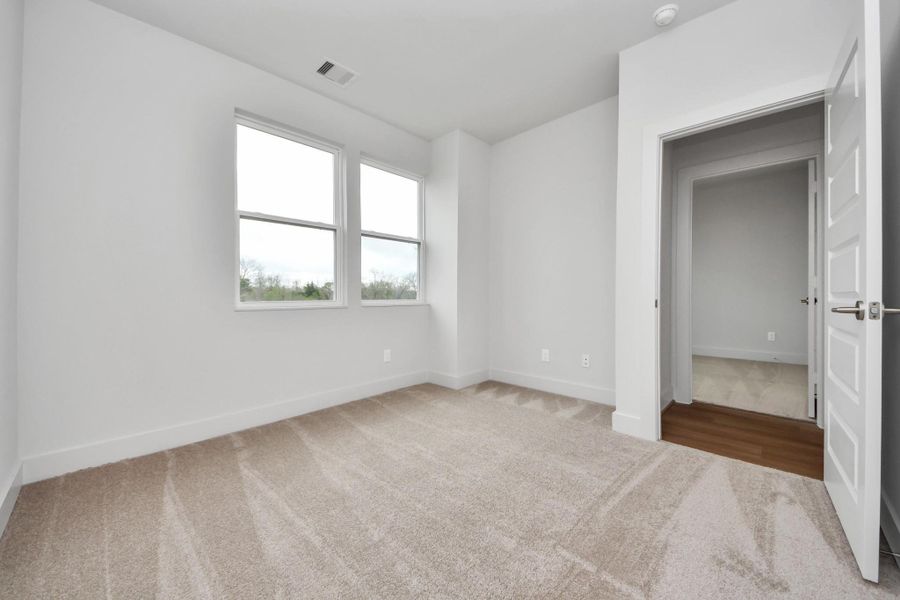 Spacious, unfurnished interior of a new home in Alicante, Houston (Image 27).