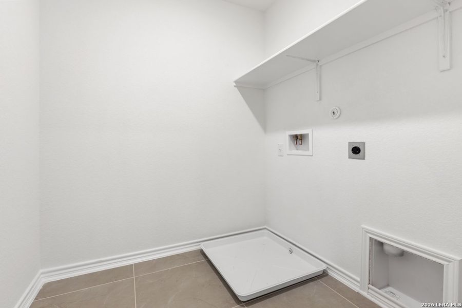 Spacious, unfurnished interior of a new home in Southton Cove, Elmendorf (Image 25).