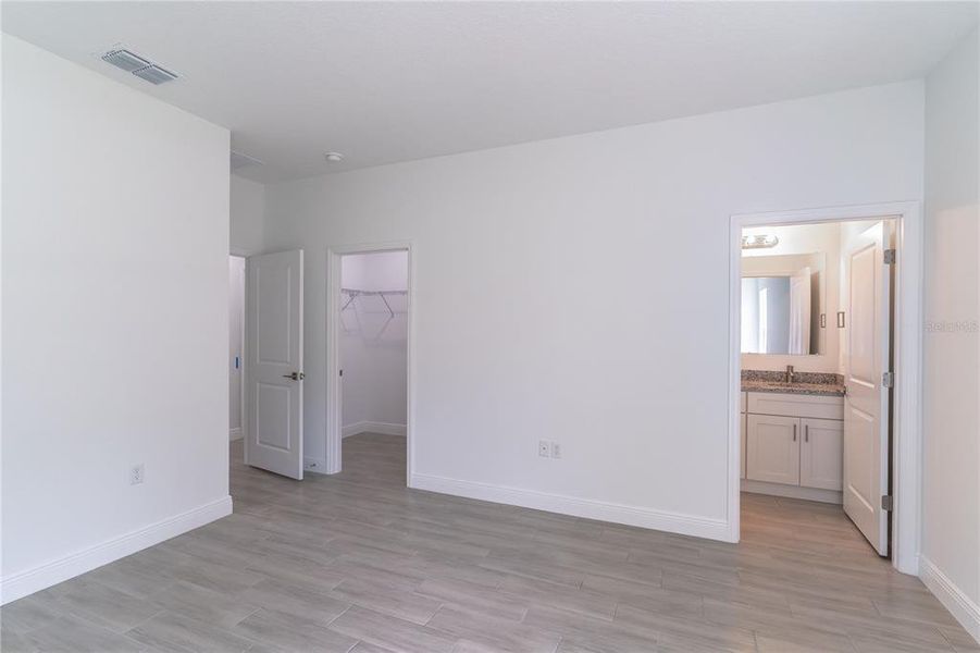 Spacious, unfurnished interior of a new home in , Ocala (Image 20).