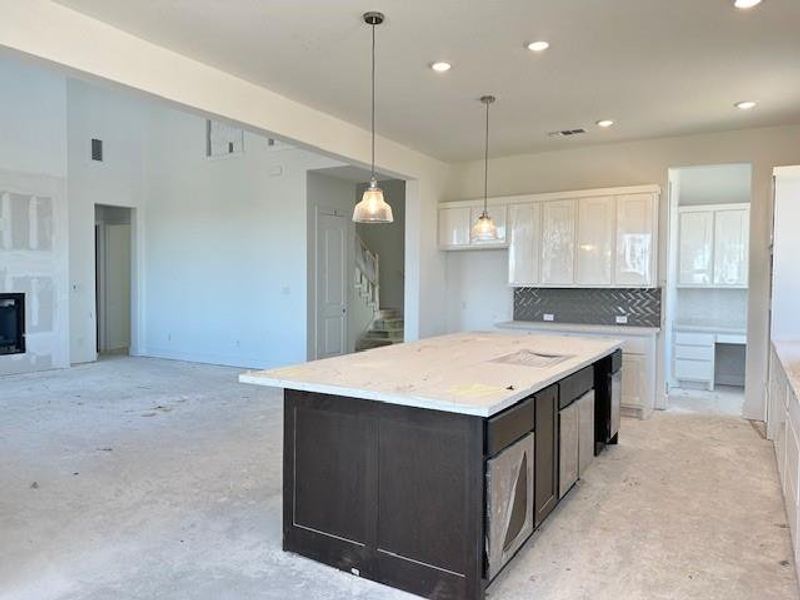 Large Center Island in Kitchen