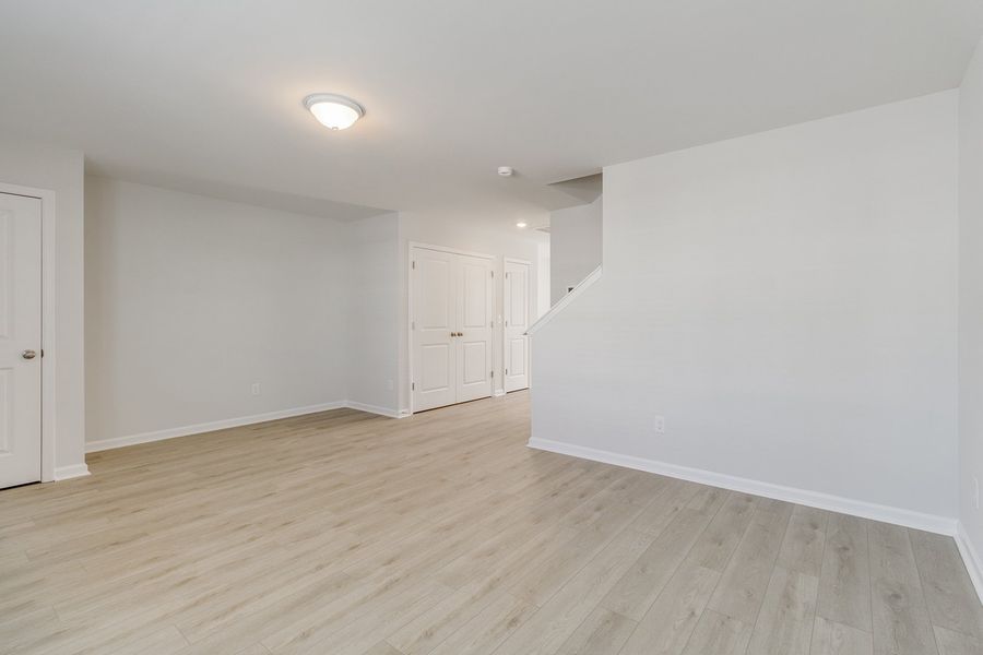 Spacious, unfurnished interior of a new home in Astoria, Columbia (Image 14).