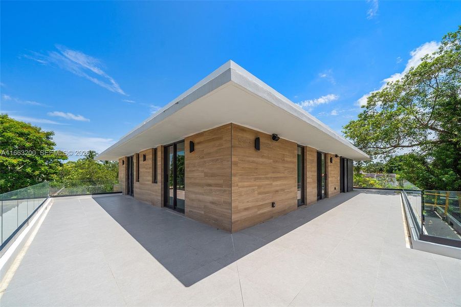 Exterior details and patio area of a home in , Miami Beach (Image 4).