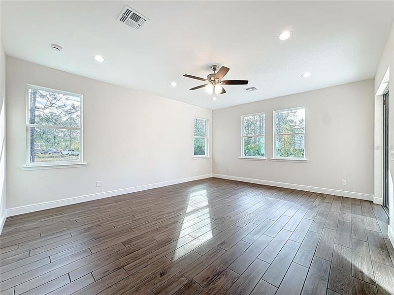 Spacious, unfurnished interior of a new home in , Orlando (Image 28).