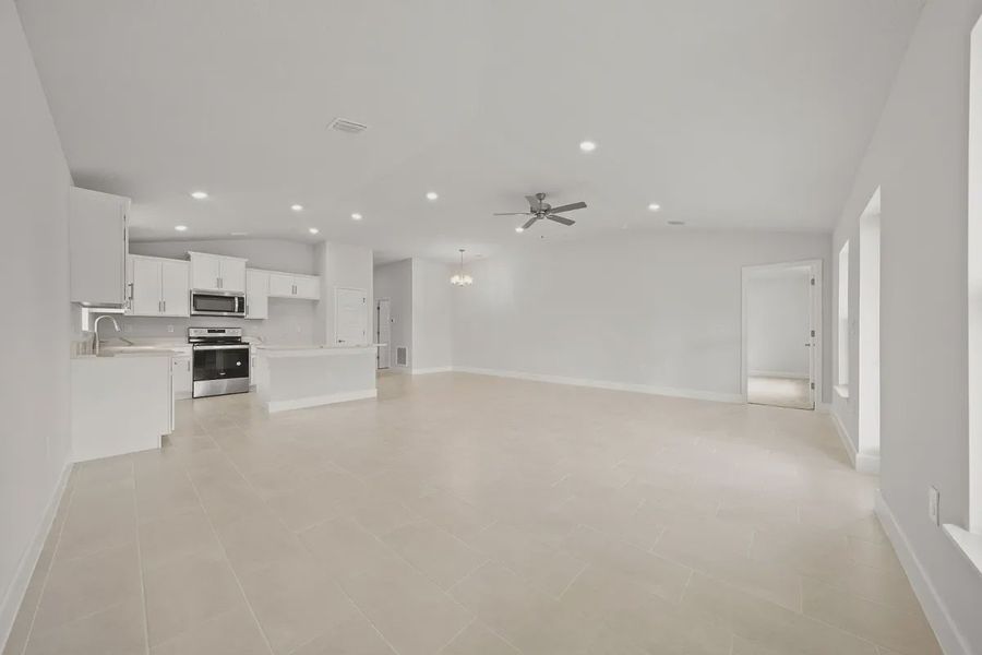 Spacious, unfurnished interior of a new home in St. John's Preserve, Palm Bay (Image 12).