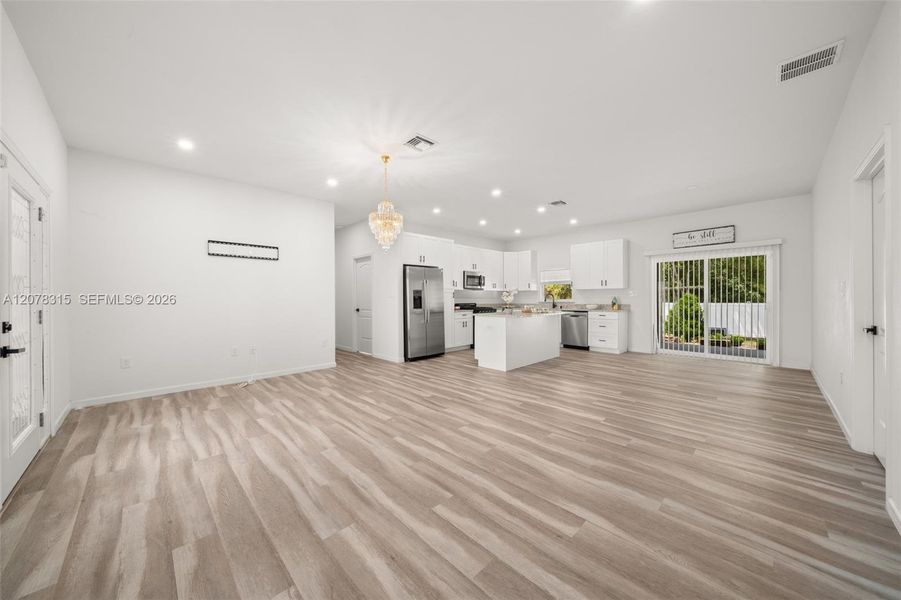 Spacious, unfurnished interior of a new home in , Sebring (Image 36).