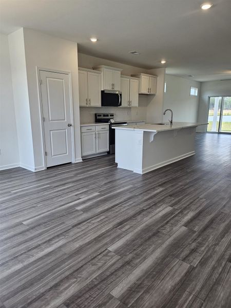 Spacious, unfurnished interior of a new home in Edgefield, Loris (Image 23).