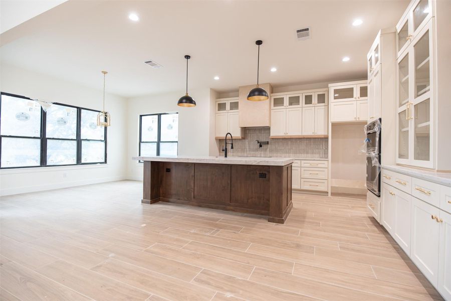 KITCHEN & BREAKFAST NOOK