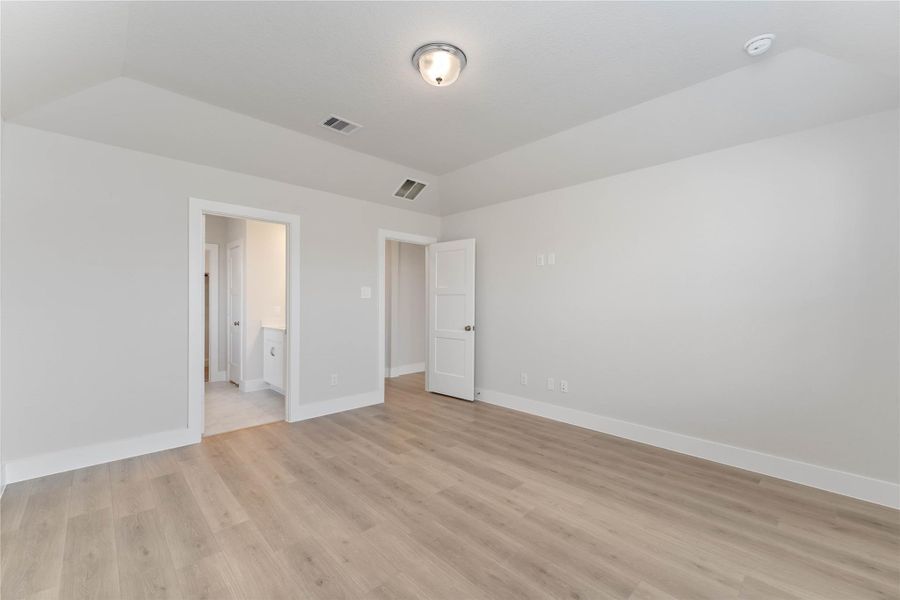 Spacious, unfurnished interior of a new home in Sunrise Cove, Texas City (Image 17).