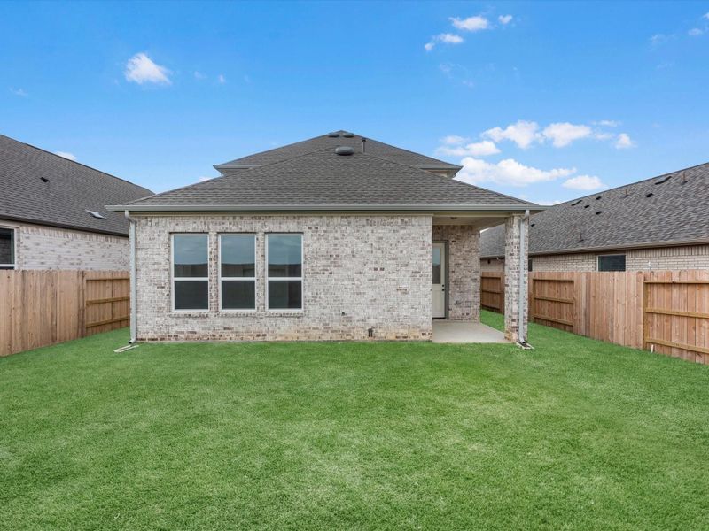 Exterior details and patio area of a home in Wildrye, Waller (Image 3).