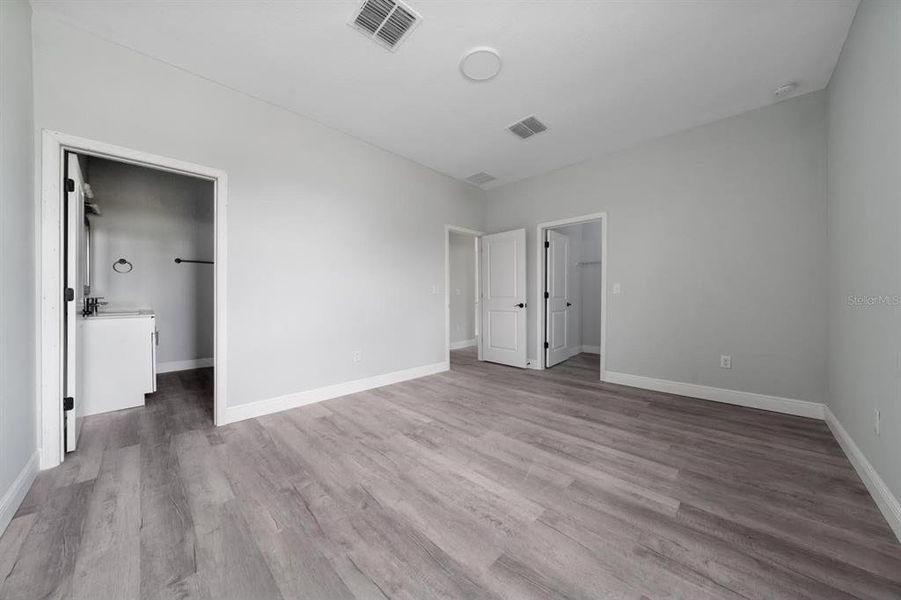 Spacious, unfurnished interior of a new home in , Ocala (Image 7).