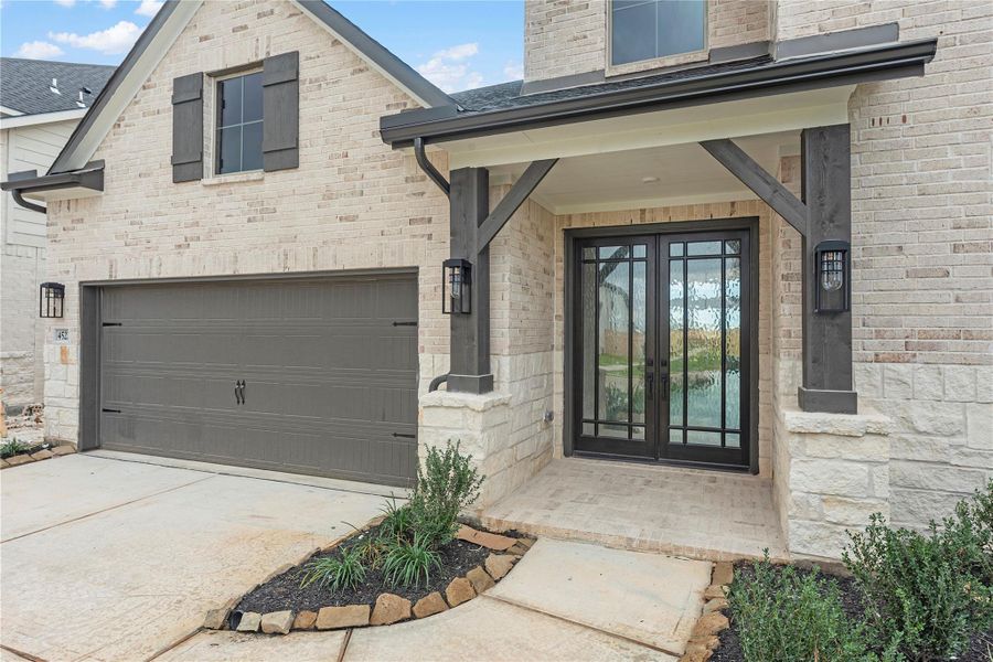 Exterior details and patio area of a home in Cross Creek West, Fulshear (Image 4).