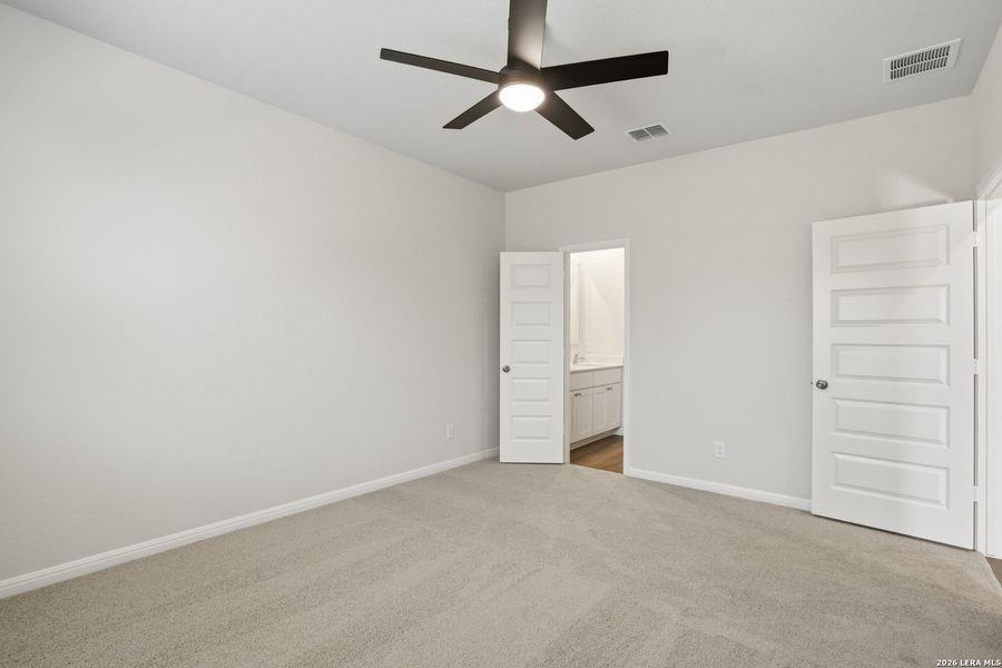 Spacious, unfurnished interior of a new home in Melissa Ranch, San Antonio (Image 20).