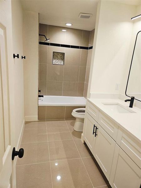 Furnished interior view inside a new home in , Dallas (Image 9).