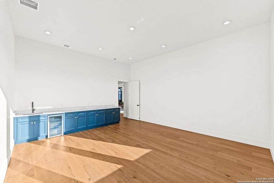Spacious, unfurnished interior of a new home in , Bandera (Image 24).