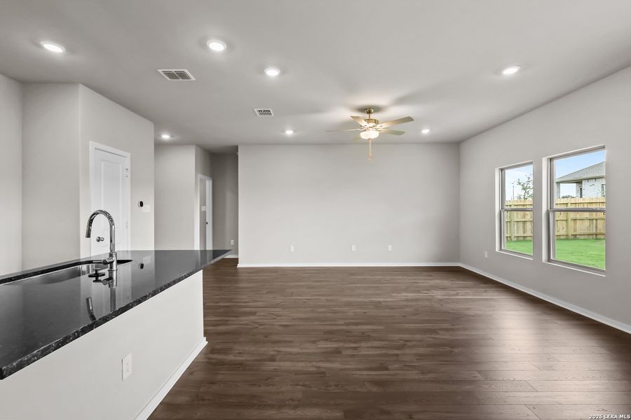 Spacious, unfurnished interior of a new home in Summerlin, San Antonio (Image 26).