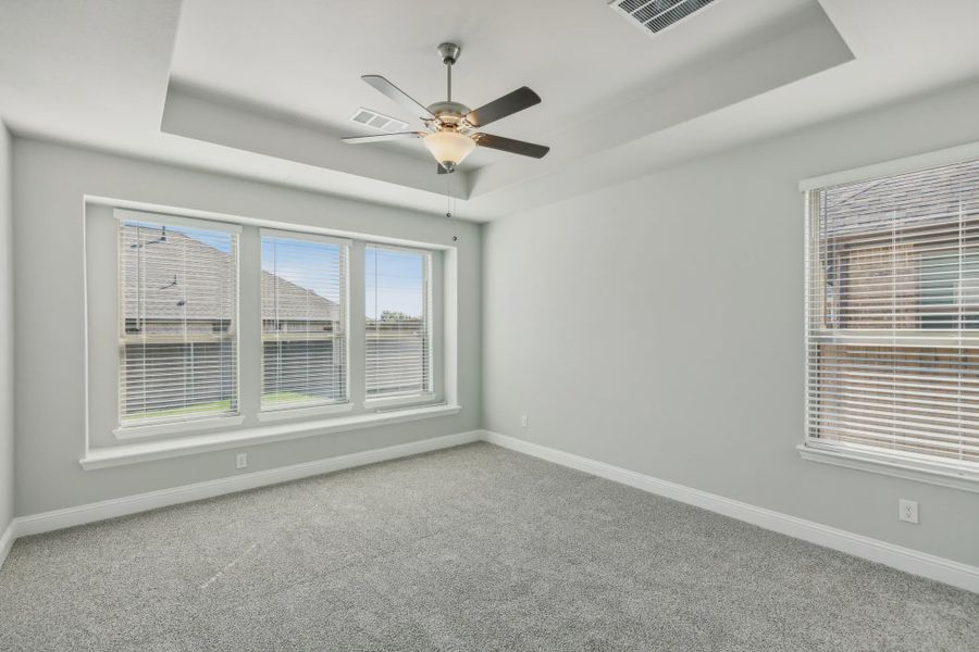 Spacious, unfurnished interior of a new home in Oaks of North Grove, Waxahachie (Image 15).