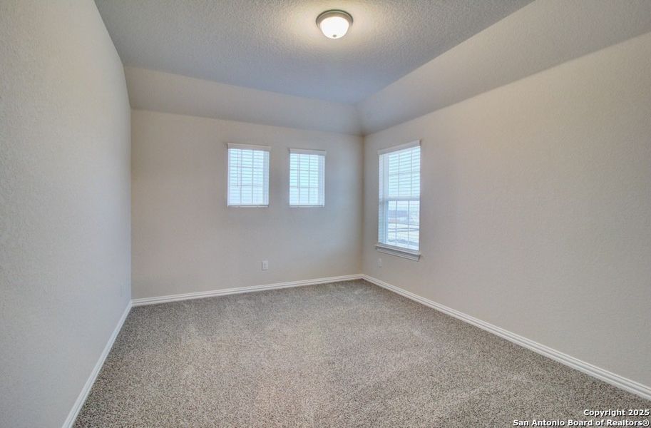 Spacious, unfurnished interior of a new home in Meyer Ranch - Enclave, New Braunfels (Image 25).