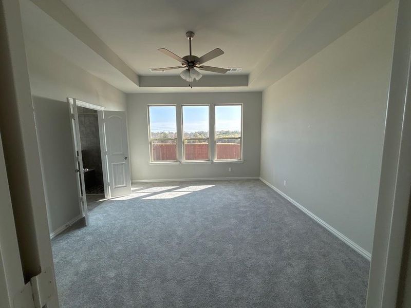 Spacious, unfurnished interior of a new home in Waterford Park, Weatherford (Image 8).