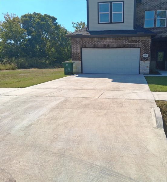 Plenty parking area for visiting family and Friends Plenty parking area for visiting family and Friends