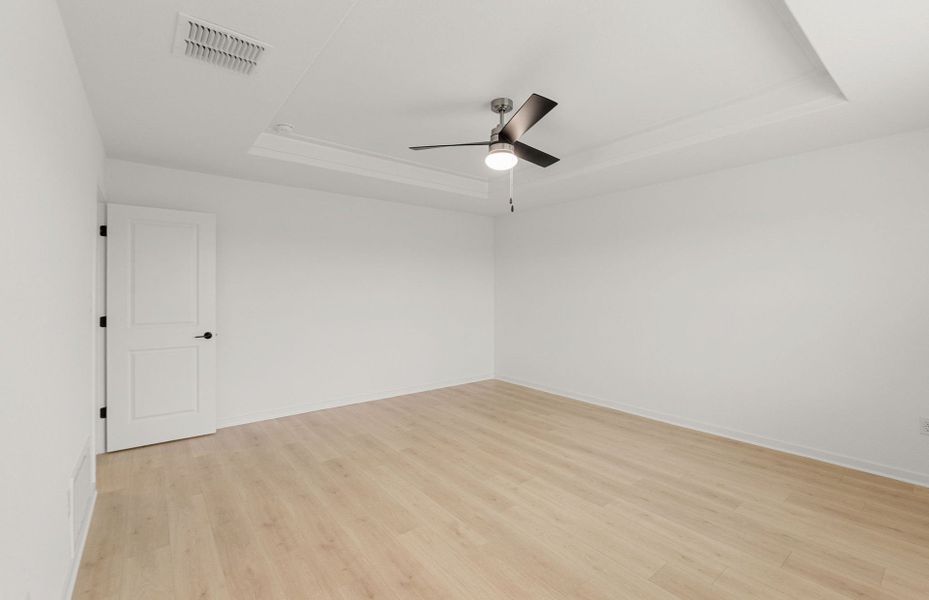 Spacious, unfurnished interior of a new home in Sunfield, Buda (Image 26).