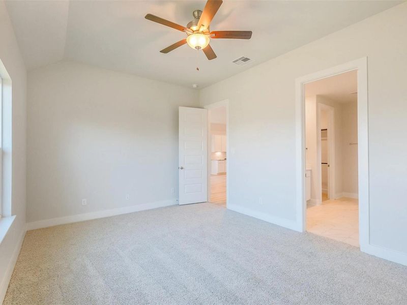 Spacious, unfurnished interior of a new home in Sunterra, Katy (Image 27).