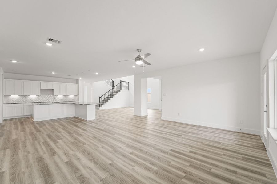 Spacious, unfurnished interior of a new home in Riverside Estates, Mont Belvieu (Image 14).