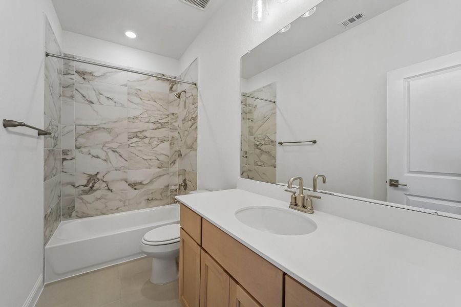 Furnished interior view inside a new home in Evergreen 70', Conroe (Image 12).