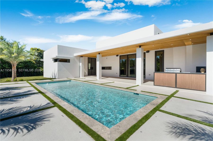 Exterior details and patio area of a home in , Miami (Image 38).