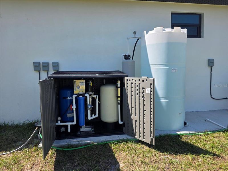 Exterior details and patio area of a home in , North Port (Image 3).