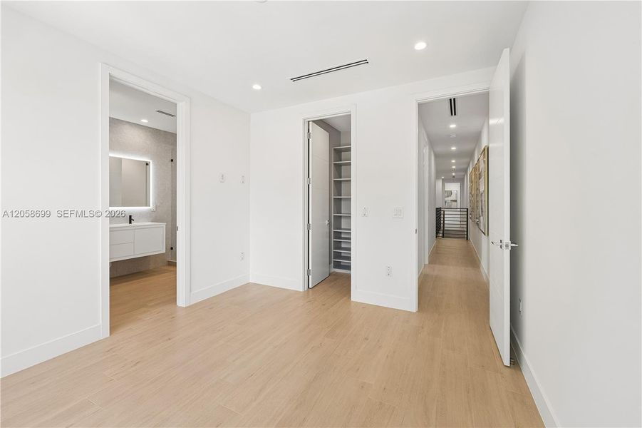 Spacious, unfurnished interior of a new home in , Miami (Image 38).