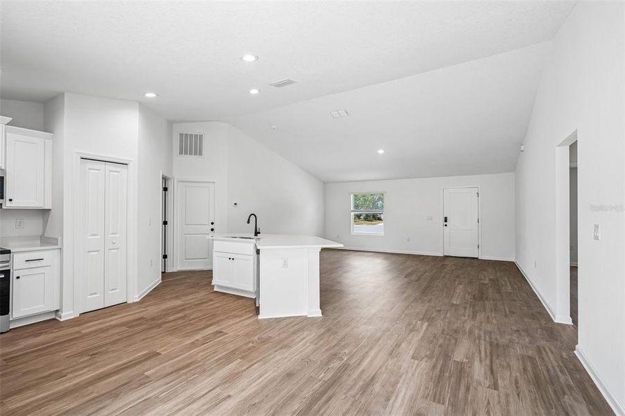 Spacious, unfurnished interior of a new home in , Ocala (Image 16).