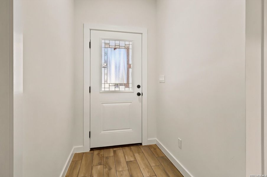 Spacious, unfurnished interior of a new home in , Floresville (Image 5).