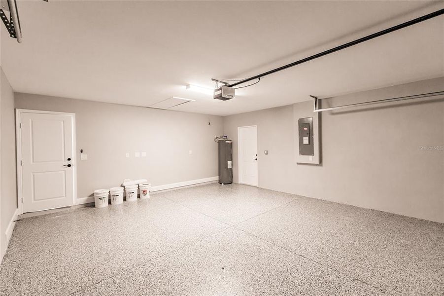Spacious, unfurnished interior of a new home in , Cape Coral (Image 20).
