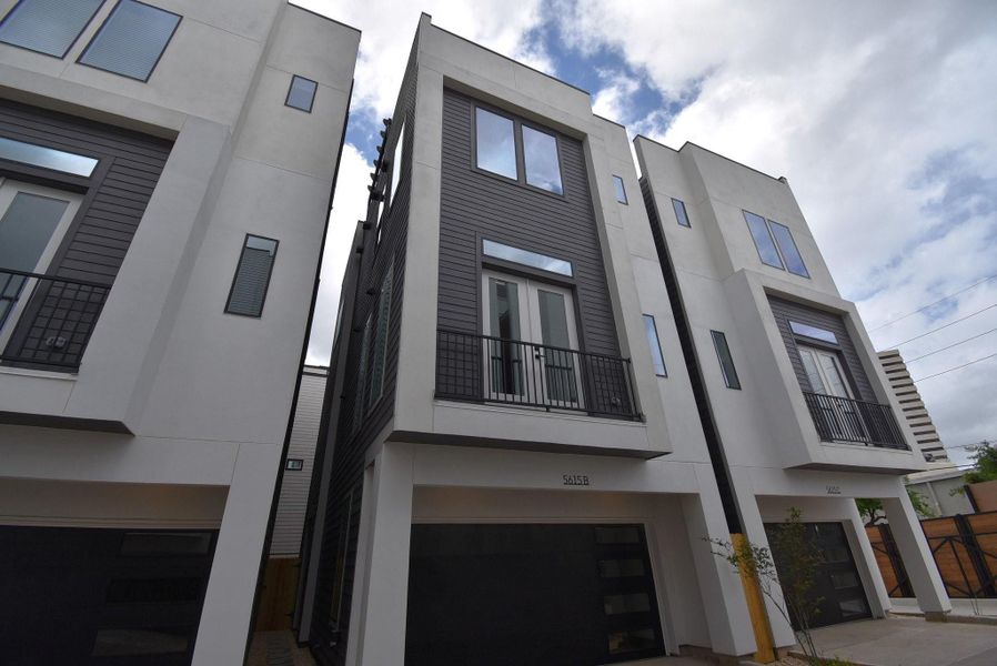 Condo located in Houston, TX showcasing its design and architecture (Image 3).