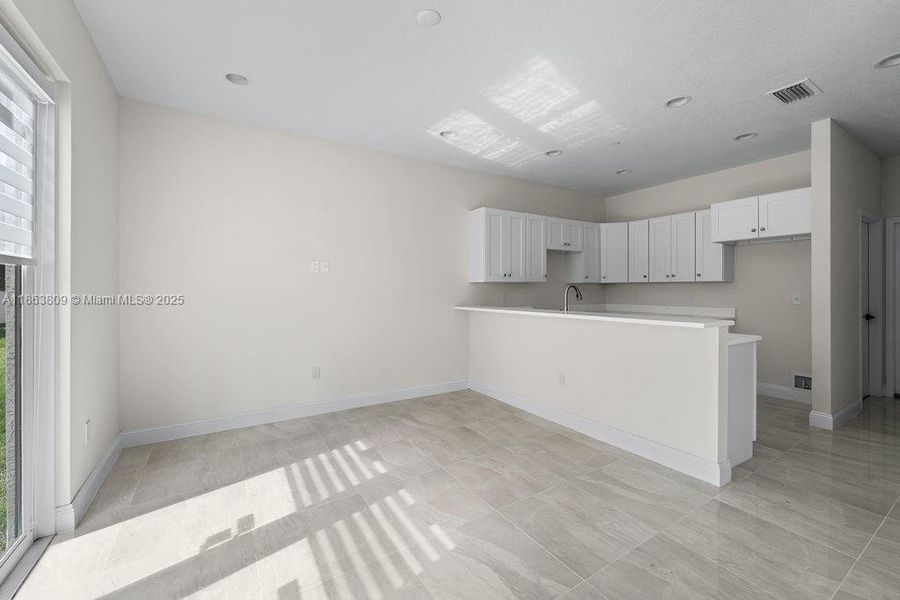 Spacious, unfurnished interior of a new home in , Tamarac (Image 27).