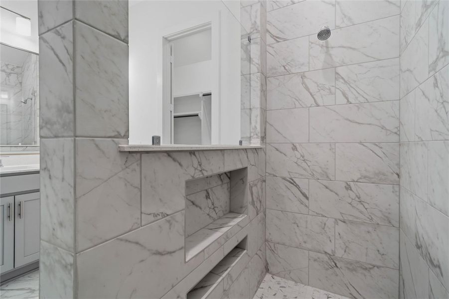 Thoughtfully designed with ultimate convenience in mind, the primary shower features an expansive, integrated double-niche for seamless product storage. Thoughtfully designed with ultimate convenience in mind, the primary shower features an expansive, integrated double-niche for seamless product storage.