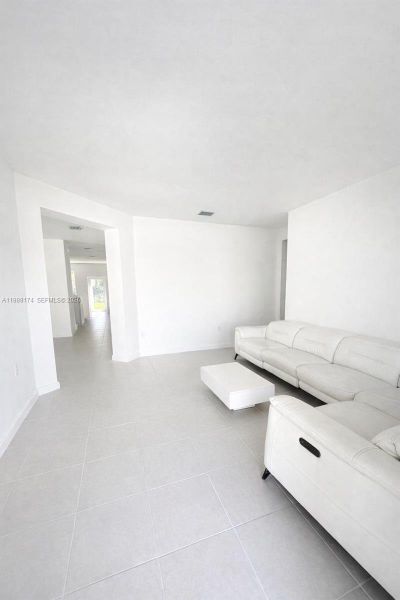 Spacious, unfurnished interior of a new home in , Homestead (Image 11).