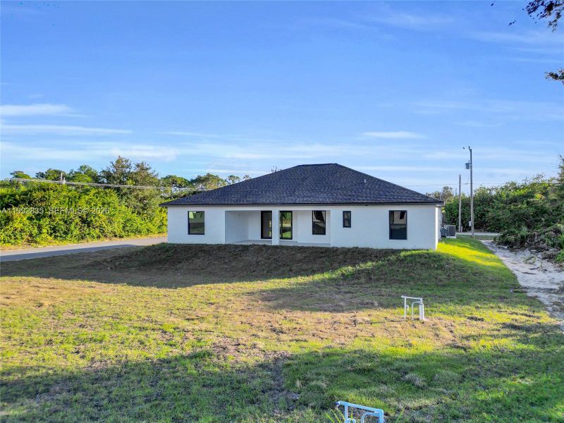 Exterior details and patio area of a home in , Lehigh Acres (Image 4).