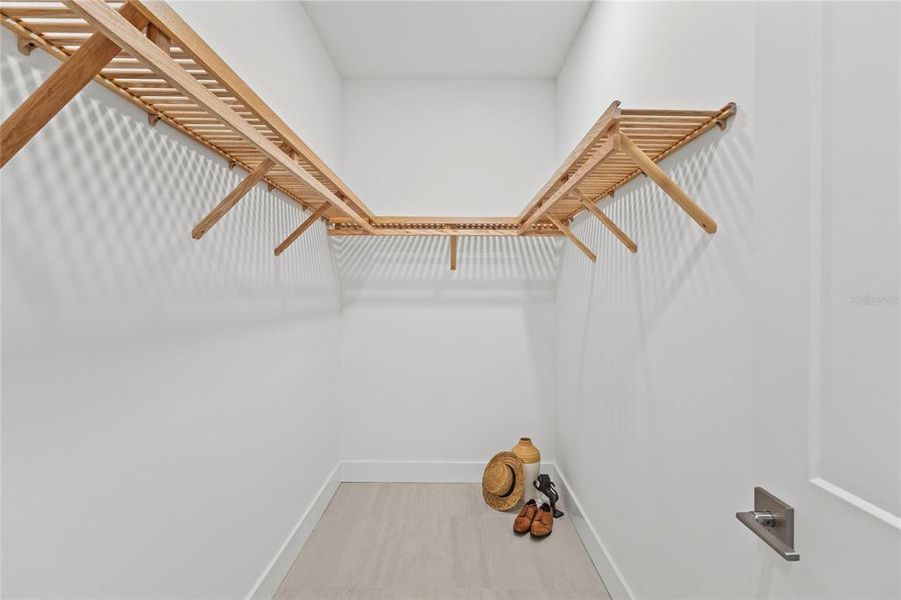 Spacious, unfurnished interior of a new home in , Sarasota (Image 22).