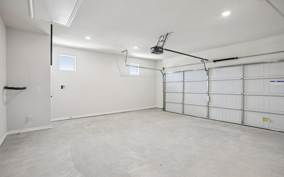 Spacious, unfurnished interior of a new home in Kissing Tree, San Marcos (Image 8).