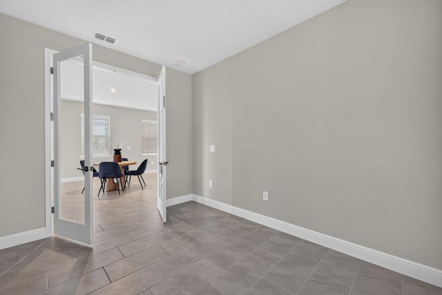 Spacious, unfurnished interior of a new home in Wellen Park, Venice (Image 14).