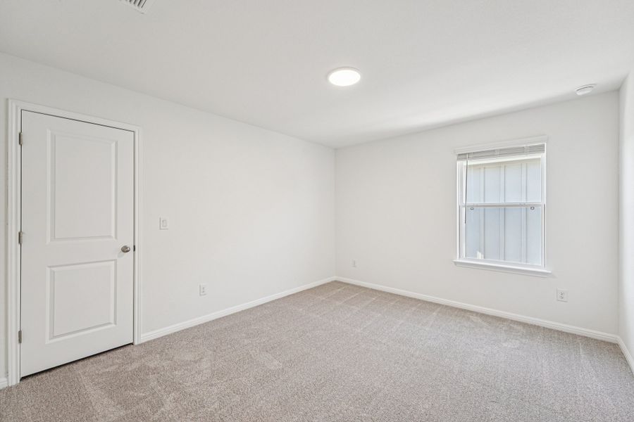 Spacious, unfurnished interior of a new home in Porter Country, Buda (Image 31).