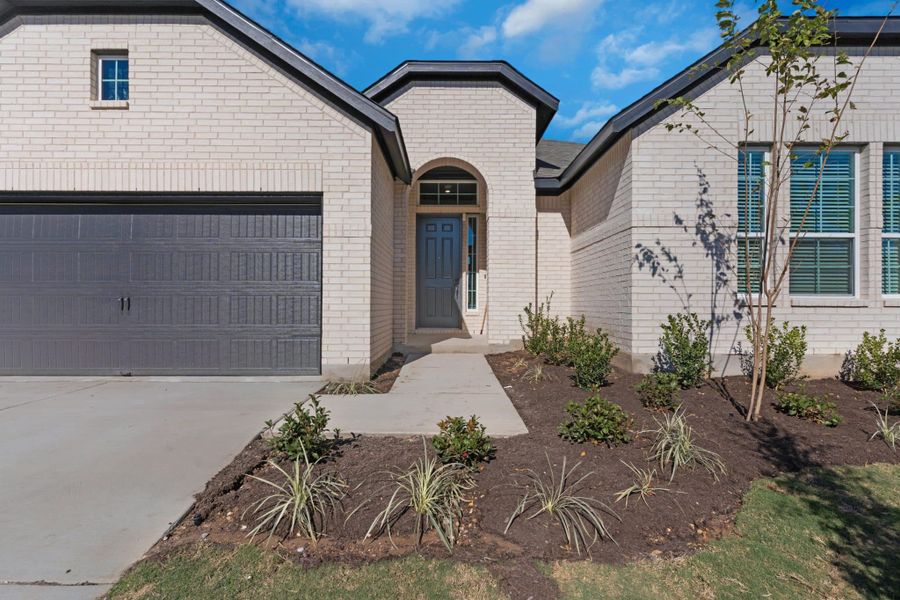 Exterior details and patio area of a home in Highland Village, Georgetown (Image 3).