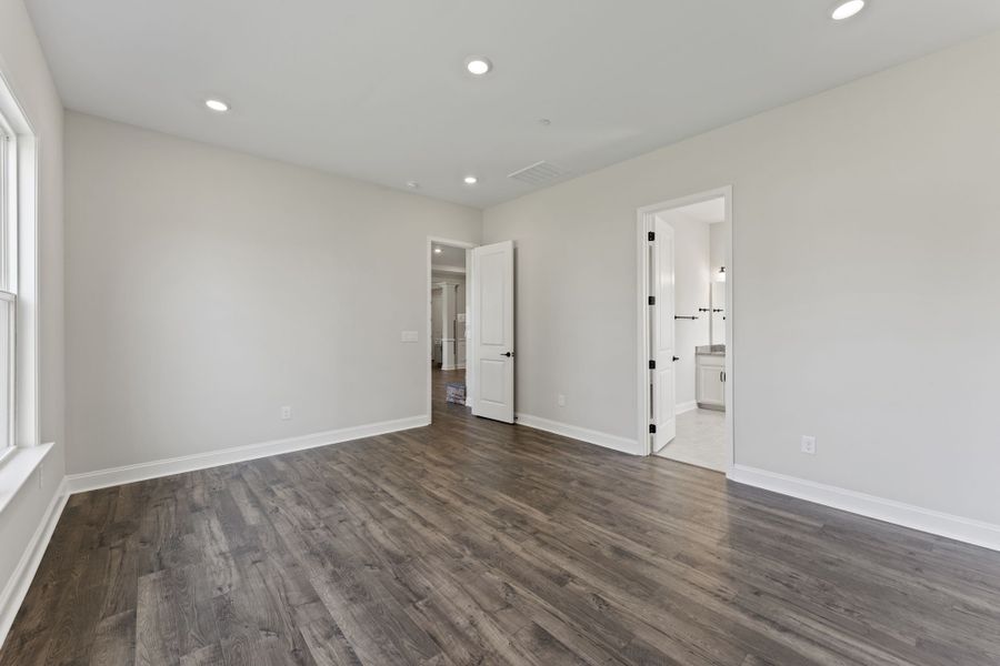 Spacious, unfurnished interior of a new home in Estates at Sugar Creek, Fort Mill (Image 9).