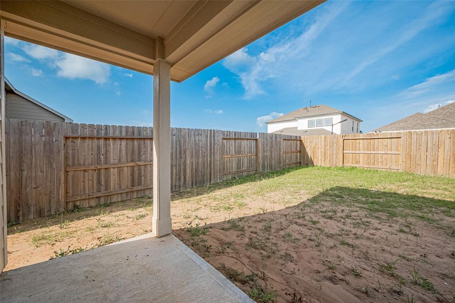 Exterior details and patio area of a home in Lago Mar, Texas City (Image 3).