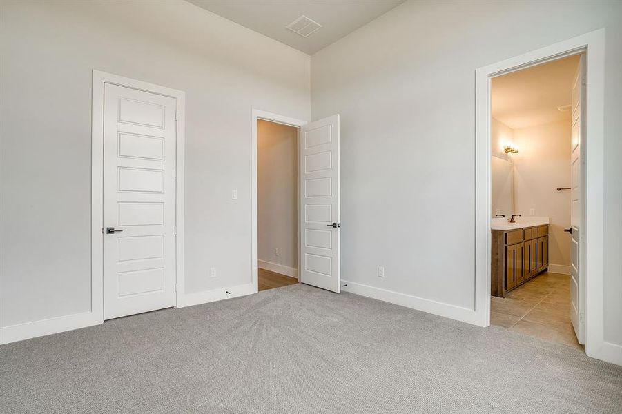 Spacious, unfurnished interior of a new home in Waterfall Ranch, Waxahachie (Image 29).