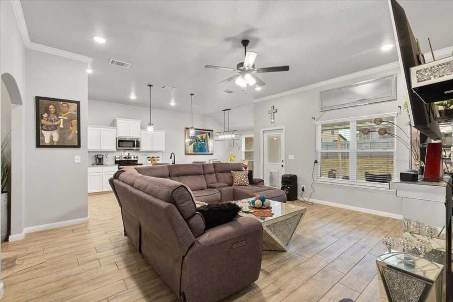 Furnished interior view inside a new home in , Killeen (Image 12).